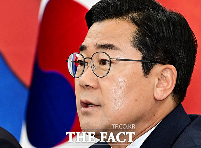 정 의원이 이 대통령과의 일체감을 앞세워 강성 지지층의 결집을 노린다면, 박 전 원내대표는 계엄과 탄핵, 대선을 거치며 당을 안정적으로 이끌었던 실적을 내세워 실무형 추진력과 안정감을 무기로 지지를 호소할 가능성이 크다. /배정한 기자