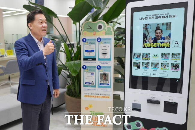 이재준 수원시장이 16일 기부 키오스크 제막식에서 인사말을 하고 있다./수원시