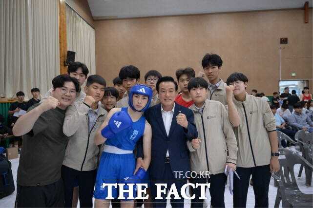 백성현 논산시장이 도민체전에 출전한 선수들을 격려하고 있다. /논산시