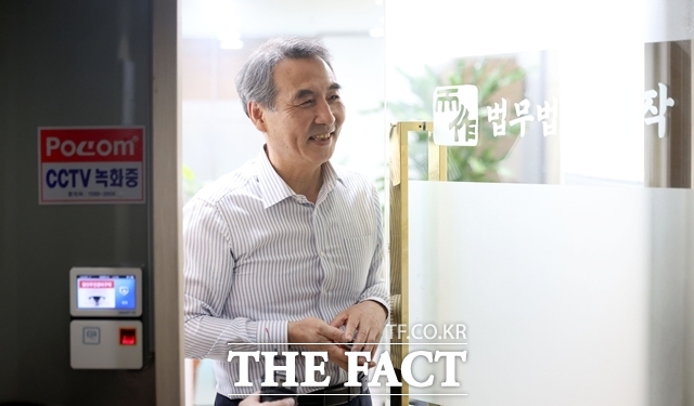김건희 특검 특별검사에 지명된 민중기 변호사(전 서울중앙지방법원장)이 13일 서울 서초구 소재 법무법인 사무실에서 취재진과 만나 질의응답을 하고 있다. /뉴시스