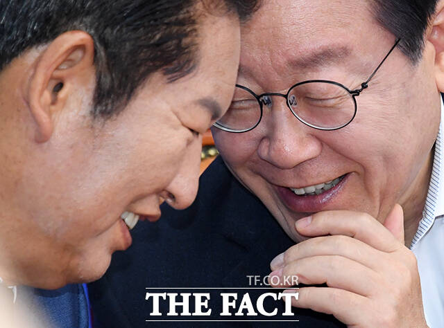 16일 정치권에 따르면 정 의원은 지난 15일 국회 소통관에서 기자회견을 열고 당대표 출마를 선언했다. 정 의원은 국민주권시대에 맞는 당원주권시대를 열겠다. 이재명 정부의 성공을 위하여 민주당 당대표로 이 대통령과 한 몸처럼 행동하겠다며 이 대통령의 운명이 곧 정청래의 운명이다. 이재명이 정청래이고, 정청래가 이재명이라고 밝혔다. /배정한 기자