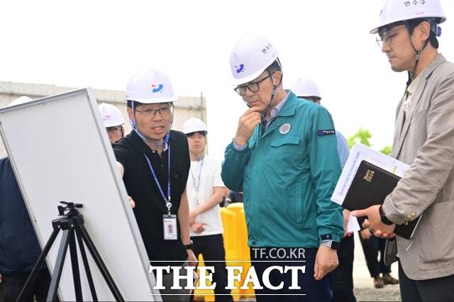 이재호 연수구청장(가운데)이 자연 재난 취약 시설 등을 점검하고 있다. /연수구