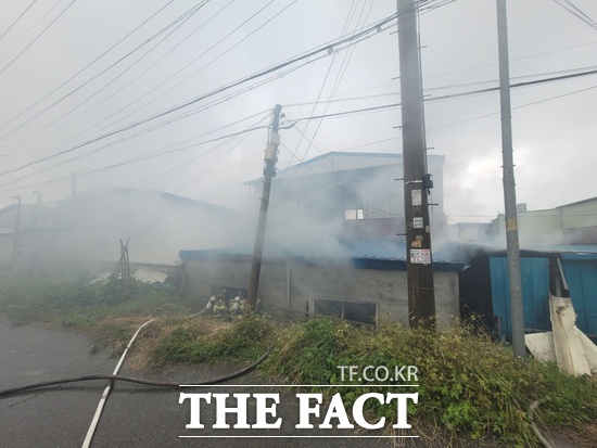 16일 오후 1시 8분쯤 발생한 경기 고양시 일산동구 지영동의 한 공예제조업 건물 내 창고에서 소방관들이 화재를 진화하고 있다./경기북부소방재난본부