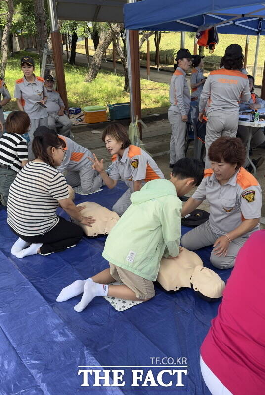 천안동남소방서는 성남면 남·여 의용소방대원 40명과 함께 ‘소화기 나눔 행사’ 및 ‘심폐소생술(CPR) 체험’을 실시했다./천안동남소방서
