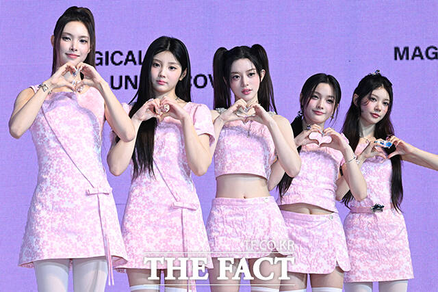 그룹 아일릿의 윤아 원희 민주 이로하 모카(왼쪽부터)가 16일 오후 4시 서울 광진구 예스24 라이브홀에서 미니 3집 앨범 bomb(밤) 발매 기념 미디어 쇼케이스를 개최했다. /서예원 기자