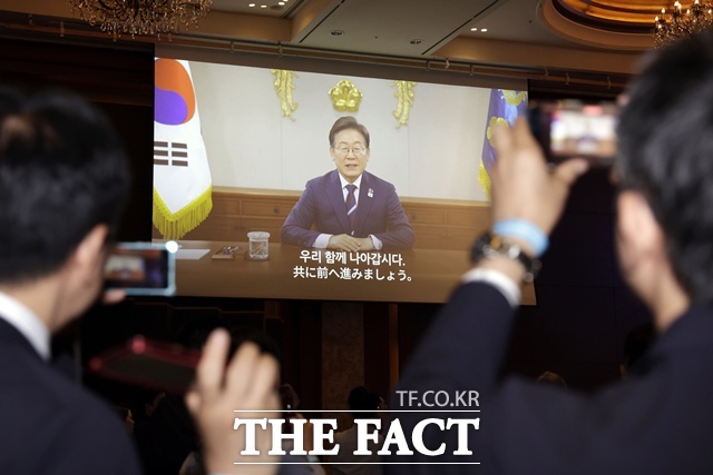 16일 서울 중구 롯데호텔에서 열린 주한일본대사관 주최 한일국교정상화 60주년 행사에서 이재명 대통령의 기념 메시지 영상이 나오고 있다. /뉴시스