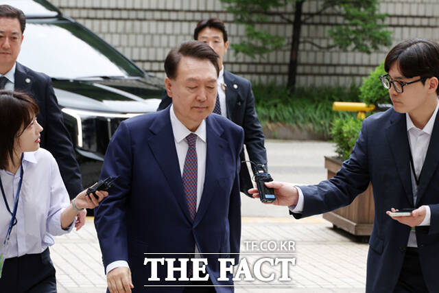 윤석열 전 대통령이 16일 오전 서울 서초구 중앙지방법원에서 열린 내란 우두머리 혐의, 집권남용 권리행사방해 혐의 사건 7차 공판을 받기 위해 법원으로 들어오고 있다. 윤 전 대통령의 법원 출석은 이재명 대통령의 ‘3대 특검’ 임명 후 처음이다. /사진공동취재단