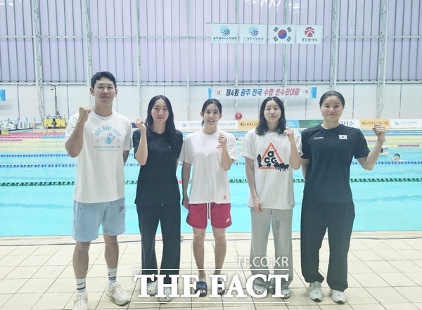 대전시설관리공단 수영 선수단이 지난 11일부터 15일까지 광주 남부대수영장에서 개최된 제4회 광주전국수영대회에 출전해 금2, 은2, 동2를 획득했다. 사진 왼쪽부터 조재현(수영감독), 김진하, 이희은, 김예은, 허연경 선수./대전시설관리공단