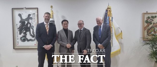 정장선(왼쪽 두 번째) 평택시장이 미국 애니 라이트 스쿨 관계자들과 만나는 모습. /평택시