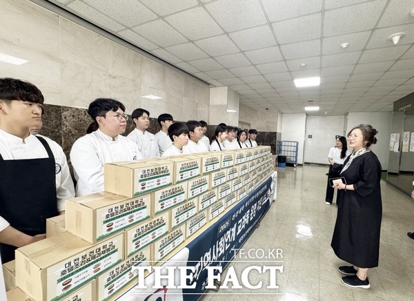 대전보건대학교 호텔조리·제과제빵학과 14일 동구행복한어르신복지관 관계자를 초청해 동구지역 저소득 어르신을 대상으로 음식 나눔을 위한 음식상자 전달식을 진행했다. 김명희 관장(사진 오른쪽)이 학생들에게 감사함을 전하고 있다./동구행복한어르신복지관