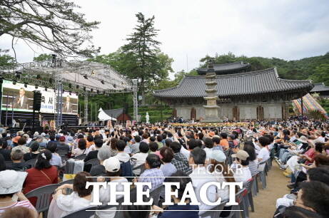 공주시가 지난 14일 마곡사 대광보전 앞 특설무대에서 공주 마곡사 오층석탑 국보 지정서 전달식 및 세계유산 마곡사 등재 7주년 기념 음악회를 열고 있다. /공주시