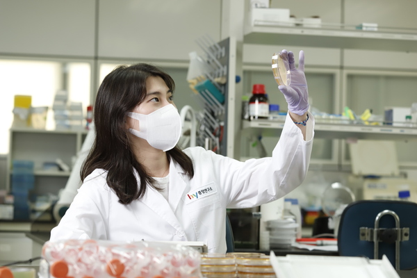 hy가 독자적인 장기배양 기술력을 기반으로 프로바이오틱스의 체내 생존율을 높이는 실험을 진행하고 있다. /hy