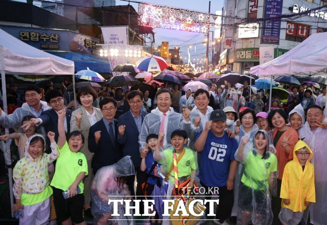 김성제 의왕시장(가운데)이 시민들과 ‘2025 의왕시 도깨비 축제’를 즐기고 있다./의왕시