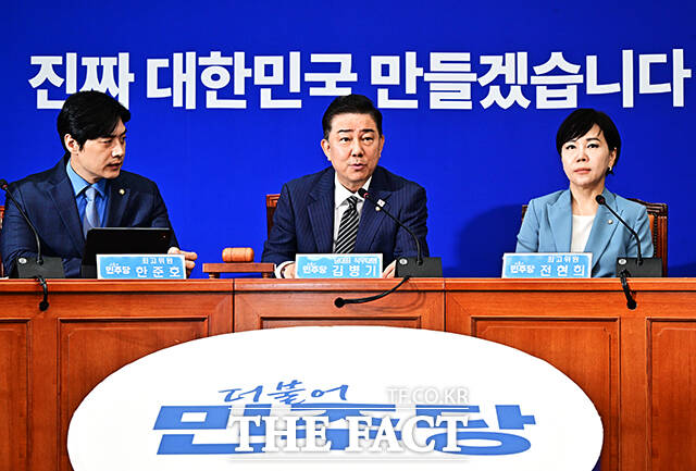 모두발언 하는 김병기 대표 직무대행 겸 원내대표.
