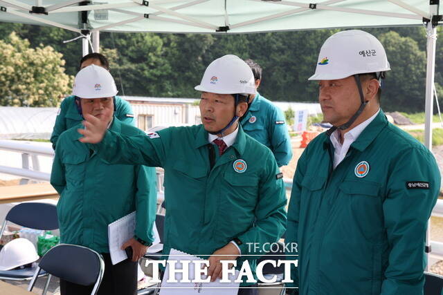 박정주 충남도 행정부지사(가운데)가 16일 예산군 시왕 자연재해위험개선지구에서 여름철 자연재해 대비 현장점검을 하고 있다. /충남도
