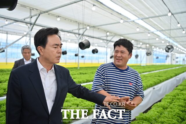 김태흠 충남도지사가 16일 부여군 장암 스마트팜 단지를 찾아 청년농과 스마트팜 재배환경과 유통에 대해 이야기를 나누고 있다. /충남도