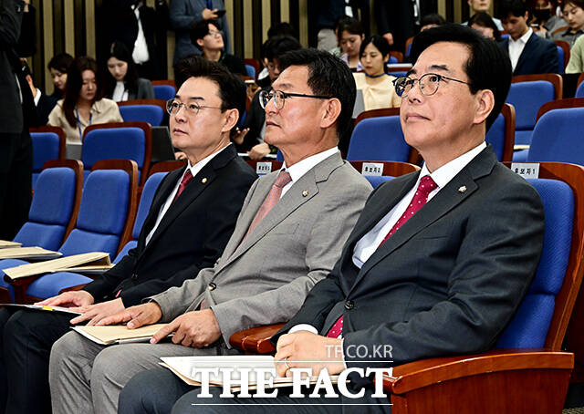 김성원, 이헌승, 송언석 국민의힘 원내대표 후보자가 원내대표 선출 의원총회에 참석하고 있다.