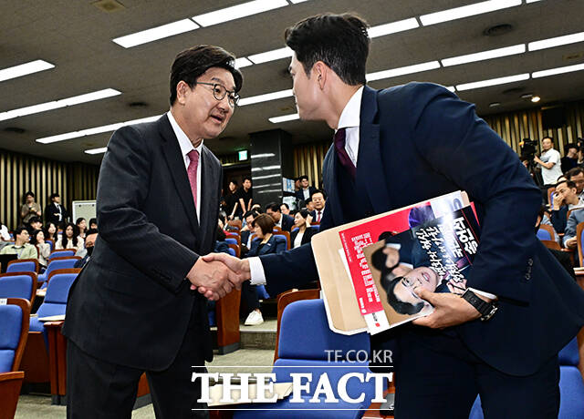 인사하는 권성동 원내대표와 김용태 비대위원장.