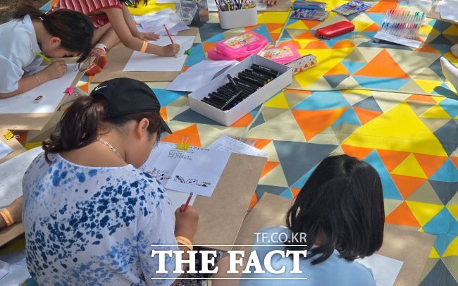 어린이들이 지역아동센터연합회 문화행사에서 그림을 그리고 있다./부천시