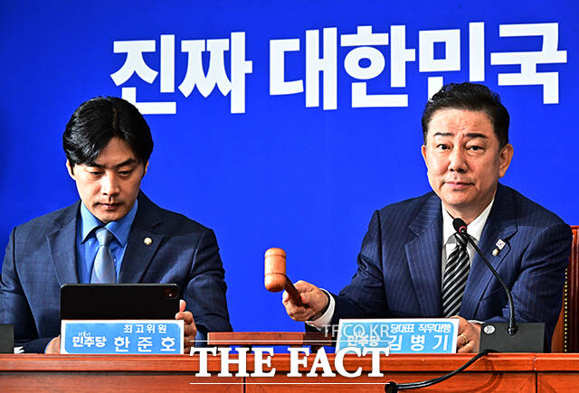 첫 최고위원회의 주재하는 김병기 대표 직무대행 겸 원내대표.