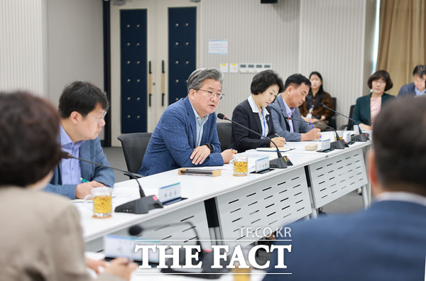 정용래 유성구청장이 지난 11일 확대간부회의를 주재하고 저녁 시간대 주정차 단속 유예 관련 업무 지시를 하고 있다./대전 유성구