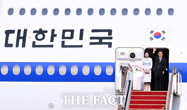 주요 7개국(G7) 정상회의 참석을 위한 첫 해외 순방길에 나선 이재명 대통령과 김혜경 여사가 16일 오후 경기 성남시 서울공항에 도착해 공군 1호기에 올라 인사하고 있다. /서울공항=이새롬 기자