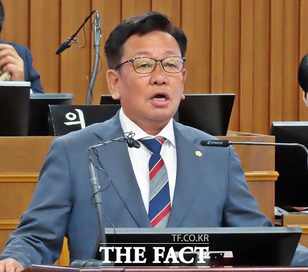 서승필 논산시의원이 16일 논산시의회 제264회 정례회 제1차 본회의에서 시정질문을 하고 있다. /김형중 기자