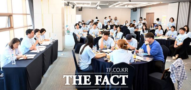 임병택 시흥시장이 청년정책 네트워크 워크숍에서 청년들과 대화하고 있다./시흥시