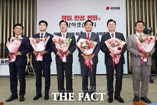 의원들에게 인사하는 송언석 신임 원내대표와 김성원 의원, 이헌승 의원(왼쪽 세번째부터).