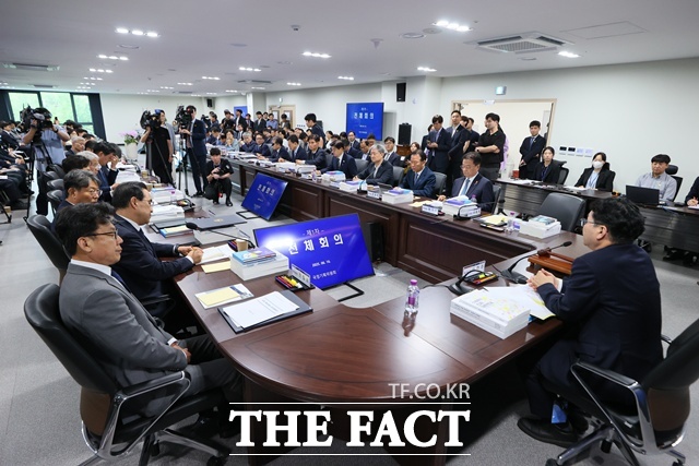 국정기획위는 첫 전체회의를 열고 비효율적 관행을 바로잡고 정부 역량을 강화하기 위한 최우선 과제로 조직개편에 집중하기로 했다. /국정기획위원회