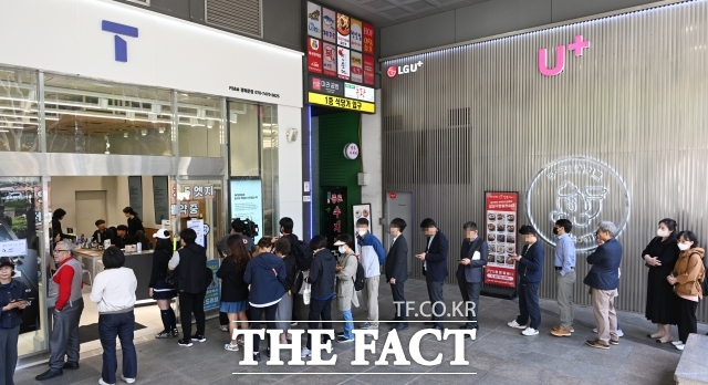 SK텔레콤이 전 고객을 대상으로 유심 무상 교체를 실시한 지난 4월28일 서울 광화문 T월드 대리점 앞은 유심 교체를 하려는 고객들이 줄을 길게 서 있다. /임영무 기자