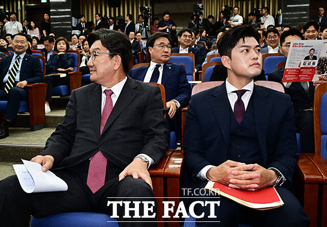 원내대표 선출 의원총회에 참석한 권성동 원내대표와 김용태 비대위원장.