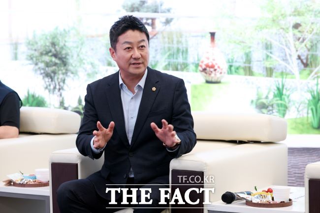 김진경 경기도의회 의장이 16일 소통공간 예담채 첫 공식 행사로 의회 청소원과 정담회를 하고 있다./경기도의회