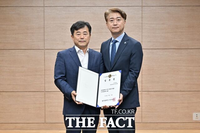 김이강 광주 서구청장이 신임 김성배 부구청장에게 임용장을 수여한 후 기념촬영을 하고 있다./광주 서구