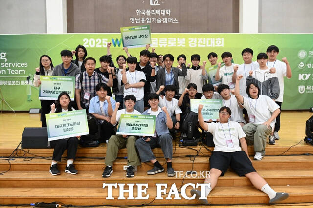 ‘2025 WCRC(World Creative Robot Contest) 물류로봇 경진대회’에 참가해 수상한 학생들이 기념촬영을 하고 있다. /목원대