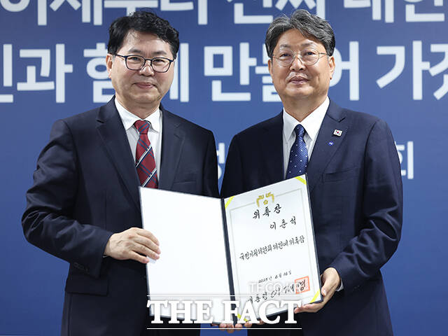 경제2분과장을 맡은 이춘석 더불어민주당 의원(오른쪽)이 기념촬영을 하고 있다.