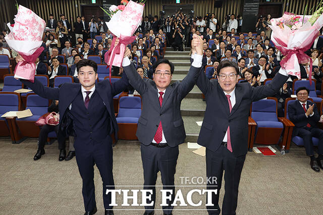 송언석 국민의힘 신임 원내대표가 16일 오후 서울 여의도 국회에서 열린 국민의힘 원내대표 선출 의원총회에서 김용태 비상대책위원장, 권성동 전 원내대표와 함께 인사하고 있다. /배정한 기자