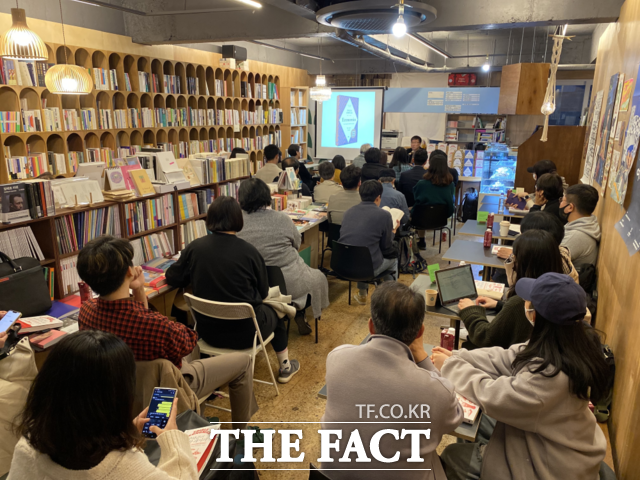 광주 동구 책방에서 북 토크가 진행되고 있다./광주 동구