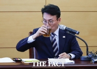  업무보고 참석해 물 마시는 김민석 국무총리 후보자 [포토]