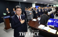  국기에 대한 경례하는 이한주 국정기획위원장 [포토]