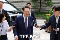  윤, 특검 임명 후 '내란 재판' 첫 출석…오늘도 묵묵부답