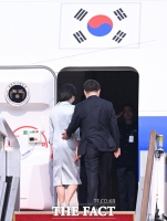  '영부인 먼저' 에스코트하는 이재명 대통령 [포토]
