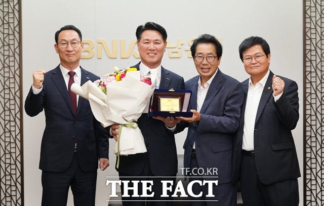 ﻿경남도육상연맹 회장 당선패 전달식 모습(왼쪽부터 구태근 BNK경남은행 상무, 김태한 BNK경남은행장, 장운익 경남도육상연맹 선거운영위원장, 유헌태경남도육상연맹 부회장)/경남은행