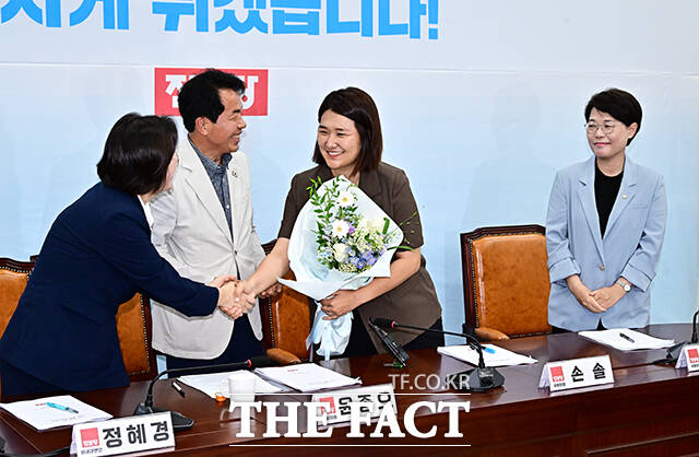 정혜경 의원과 인사하는 손솔 의원.