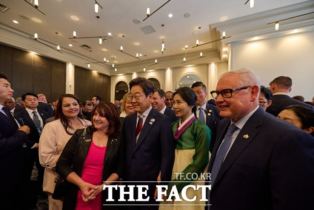 이재명 대통령과 부인 김혜경 여사가 16일(현지 시간) 캘거리 한 호텔에서 열린 다니엘 스미스 앨버타주 수상 주재 G7 초청국 리셉션에 참석하고 있다. /뉴시스