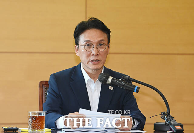 김민석 국무총리 후보자가 17일 오전 서울 종로구 통의동 금융감독연수원에 마련된 청문회 준비단 사무실에서 열린 사회분야 부처 업무보고에 참석해 모두발언을 하고 있다. /임영무 기자