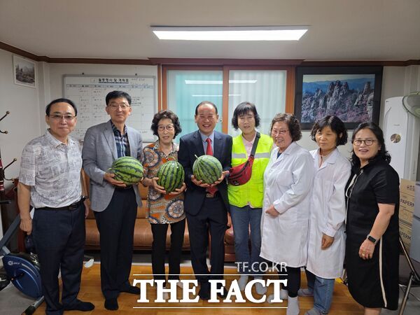 대전 대덕구 비래동은 지역 어르신들의 건강 증진과 쾌적한 생활 환경 조성을 위해 17일 관내 11개 경로당을 대상으로 무료 방역 서비스와 수박 50통을 전달했다./대덕구
