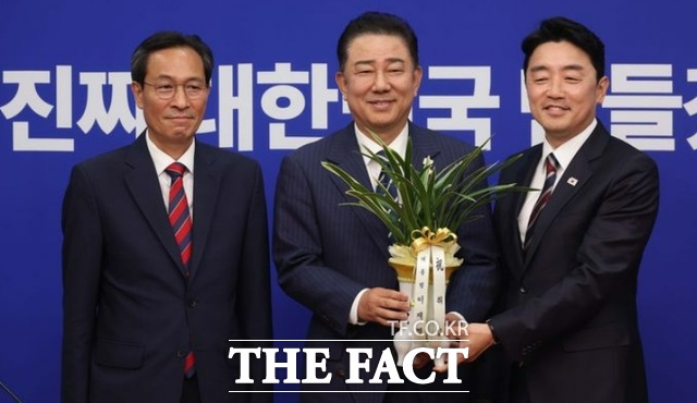 김병기(가운데) 더불어민주당 당대표 직무대행 겸 원내대표가 17일 서울 여의도 국회에예방온 강훈식 대통령실 비서실장과 우상호(왼쪽) 정무수석에게 이재명 대통령의 축하 난을 전달받고 기념촬영을 하고 있다. /뉴시스