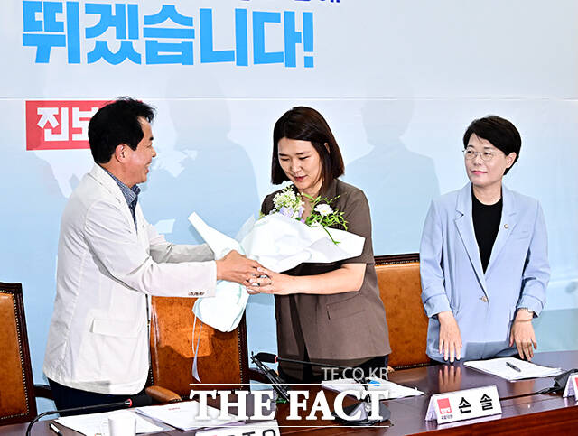 윤종오 원내대표에게 꽃다발 선물 받는 손솔 의원.