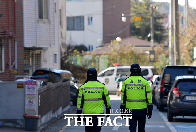 여성과 아동을 대상으로 한 범죄가 늘면서 피해자 보호도 사회적 문제로 떠올랐다. 가정폭력, 아동학대, 성폭력, 스토킹 등 재범 위험이 높은 범죄는 가해자와 피해자를 분리할 수 있는 임시조치가 필수다. 하지만 현행법상 임시조치는 검찰을 거쳐 법원의 승인을 받아야 하는 구조라 골든타임을 놓칠 수 있다는 우려가 커진다. /이덕인 기자
